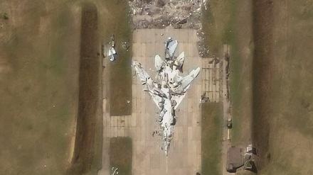Dieses Handout-Satellitenbild, das mit freundlicher Genehmigung von Maxar Technologies am 20. Mai 2025 aufgenommen wurde, zeigt ein Täuschungsflugzeug vom Typ Tupolev Tu-22 auf dem Luftwaffenstützpunkt Belaya im Bezirk Usolsky, Gebiet Irkutsk, Russland.