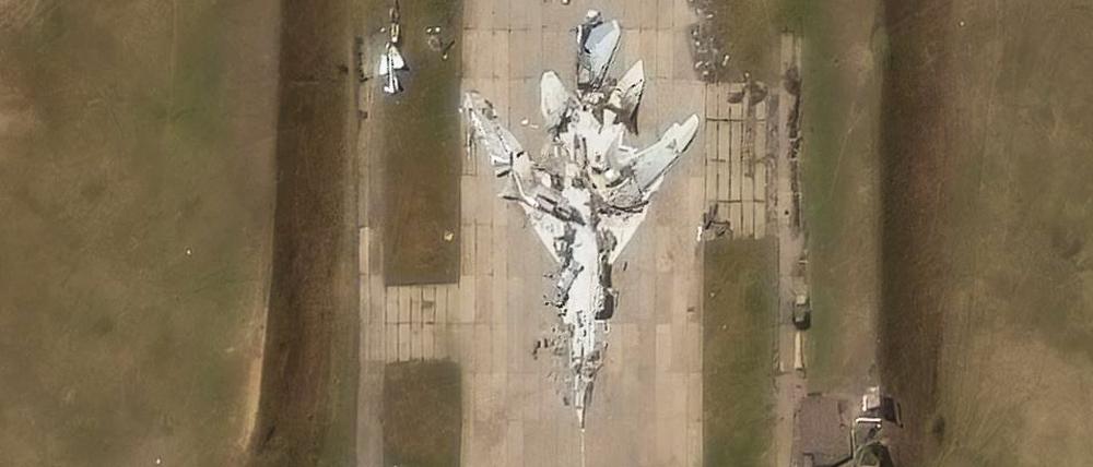 Dieses Handout-Satellitenbild, das mit freundlicher Genehmigung von Maxar Technologies am 20. Mai 2025 aufgenommen wurde, zeigt ein Täuschungsflugzeug vom Typ Tupolev Tu-22 auf dem Luftwaffenstützpunkt Belaya im Bezirk Usolsky, Gebiet Irkutsk, Russland.
