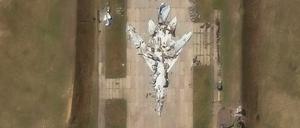 Dieses Handout-Satellitenbild, das mit freundlicher Genehmigung von Maxar Technologies am 20. Mai 2025 aufgenommen wurde, zeigt ein Täuschungsflugzeug vom Typ Tupolev Tu-22 auf dem Luftwaffenstützpunkt Belaya im Bezirk Usolsky, Gebiet Irkutsk, Russland.