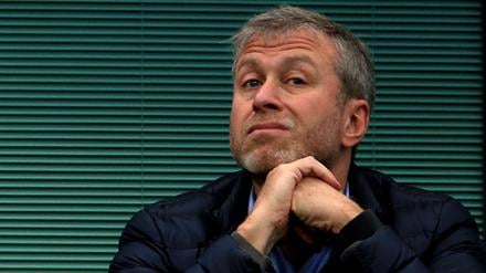 Dem ehemaligen Besitzer des FC Chelsea Roman Abramowitsch droht ein Gerichtsverfahren, aufgrund des Verkaufs Chelseas für rund drei Milliarden Euro.