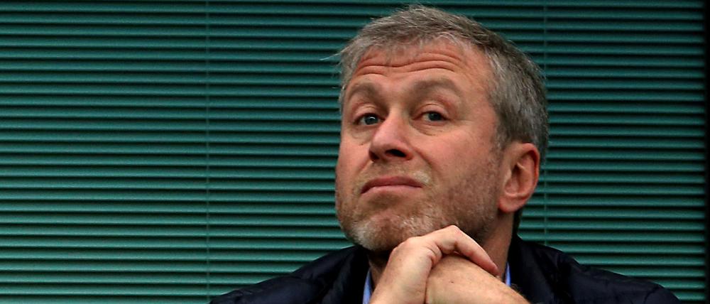 Dem ehemaligen Besitzer des FC Chelsea Roman Abramowitsch droht ein Gerichtsverfahren, aufgrund des Verkaufs Chelseas für rund drei Milliarden Euro.