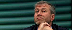 Dem ehemaligen Besitzer des FC Chelsea Roman Abramowitsch droht ein Gerichtsverfahren, aufgrund des Verkaufs Chelseas für rund drei Milliarden Euro.