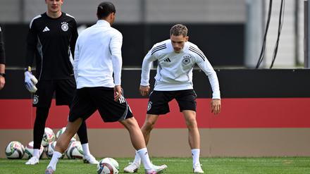 Abschlusstraining auf Top-Rasen: Florian Wirtz (r), Leroy Sané (M) und Torwart Alexander Nübel. 