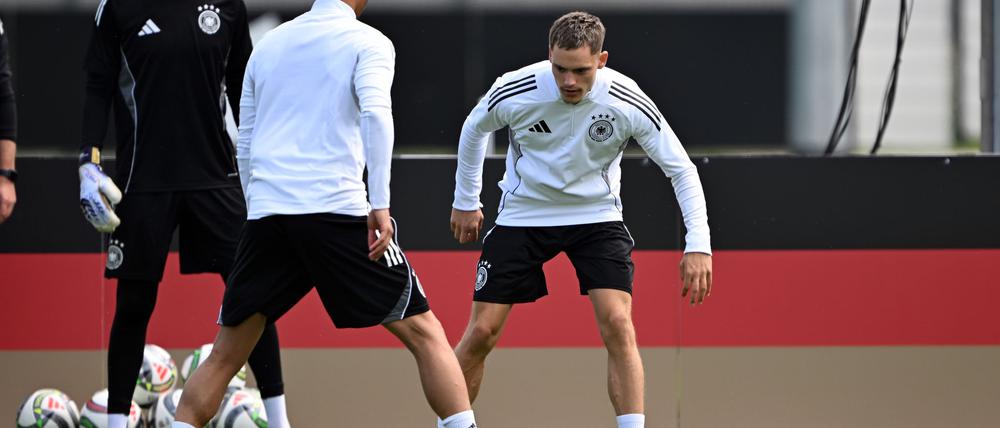 Abschlusstraining auf Top-Rasen: Florian Wirtz (r), Leroy Sané (M) und Torwart Alexander Nübel. 