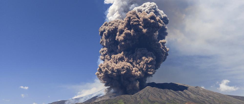 Der Vulkan Ätna auf Sizilien ist am Montag ausgebrochen und stieß eine große Wolke aus Asche, Gas und Gestein aus.
