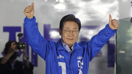 Der Präsidentschaftskandidat der Demokratischen Partei Südkoreas, Lee Jae-myung, gestikuliert während einer Präsidentschaftswahlkampagne. 
