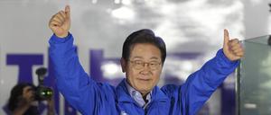 Der Präsidentschaftskandidat der Demokratischen Partei Südkoreas, Lee Jae-myung, gestikuliert während einer Präsidentschaftswahlkampagne. 