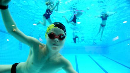 Kinder aus sozial benachteiligten Familien lernen das Schwimmen seltener als Kinder aus engagierten und betuchteren Familien. 