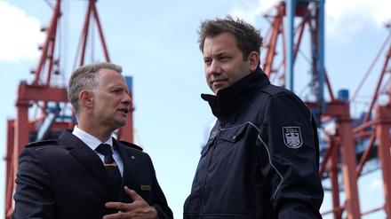 Zollpräsident Rolfink und Finanzminister Klingbeil (r) sind auf einem Schiff durch den Hamburger Hafen gefahren. 