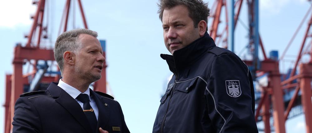Zollpräsident Rolfink und Finanzminister Klingbeil (r) sind auf einem Schiff durch den Hamburger Hafen gefahren.