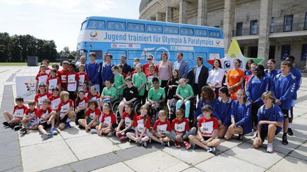 Sportlerinnen und Sportler des Bundesfinales Leichtathletik 2021 im Berliner Olympiastadion.