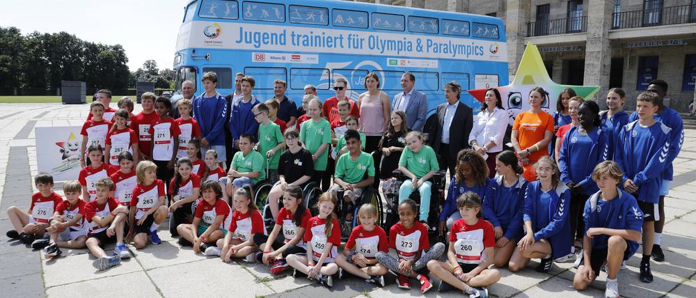 Sportlerinnen und Sportler des Bundesfinales Leichtathletik 2021 im Berliner Olympiastadion.