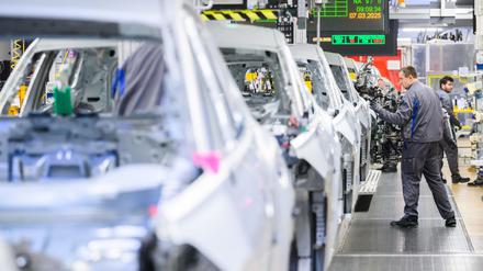 VW-Produktion in Wolfsburg: VW will bis 2030 deutschlandweit jede vierte Stelle streichen. (Archivfoto)
