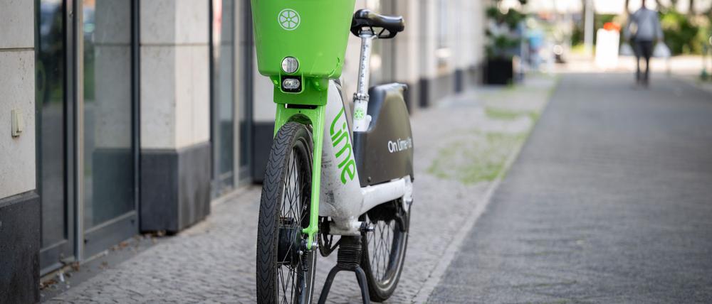 In den sozialen Medien kursieren Anleitungen, wie sich die E-Fahrräder von Lime knacken lassen.