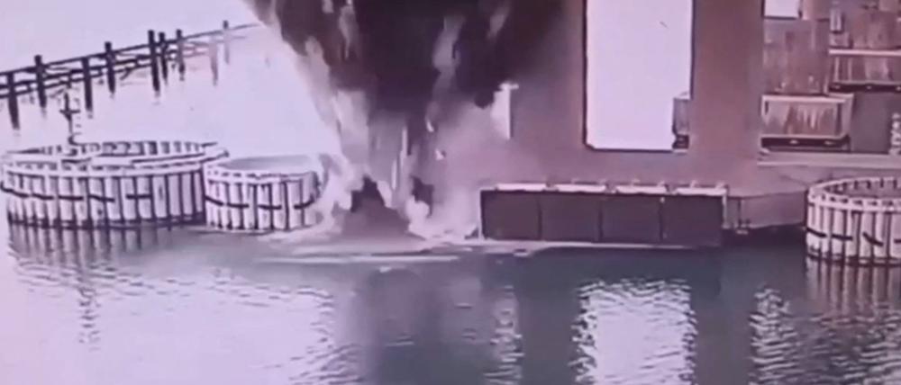 Dieses Video, das einem vom ukrainischen Sicherheitsdienst am 3. Juni 2025 veröffentlichten Handout entnommen wurde, zeigt angeblich die Explosion der Brücke von Kertsch, die die Krim mit Russland verbindet.