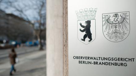 Ein Schild vor dem Oberverwaltungsgericht Berlin-Brandenburg.