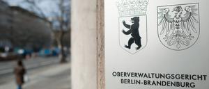 Ein Schild vor dem Oberverwaltungsgericht Berlin-Brandenburg.