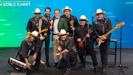 Nach der Song-Präsentation begrüßte Schwarzenegger seine Musiker-Freunde auf der Bühne.