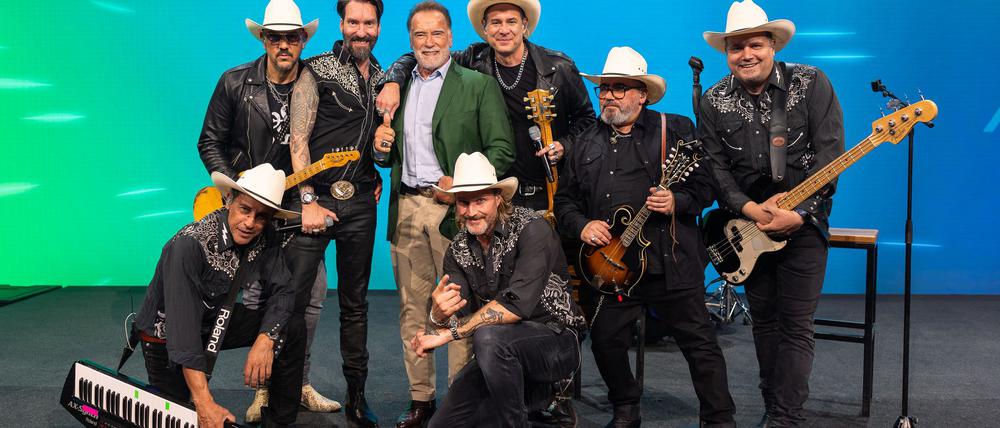 Nach der Song-Präsentation begrüßte Schwarzenegger seine Musiker-Freunde auf der Bühne.