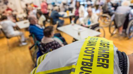 Während des Einsatzes für die Entschärfung einer Weltkriegsbombe in Cottbus wurden Menschen in einer Notunterkunft betreut. 