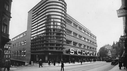 Dynamische, geschwungene Formen: Kaufhaus Schocken, Stuttgart ca. 1930.