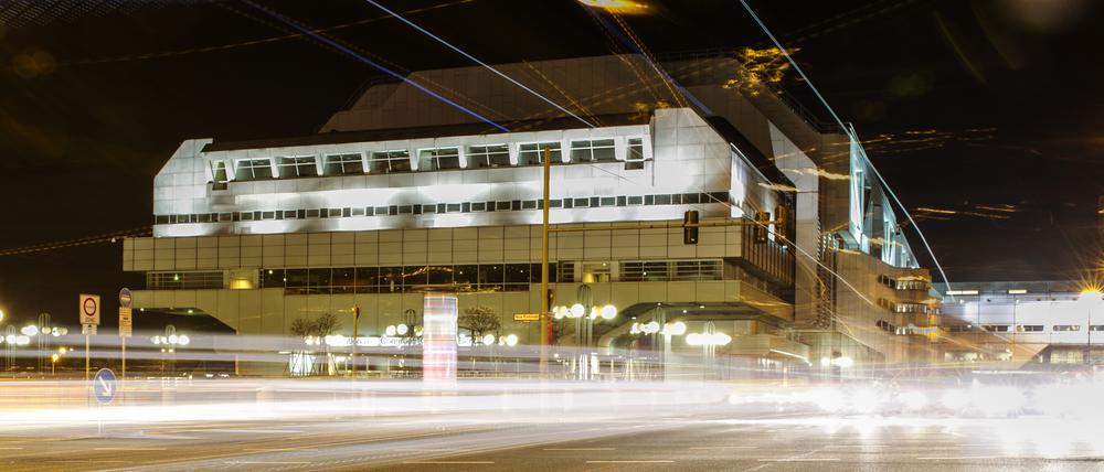 Die Lichter vorbeifahrender Pkw und Busse sind in Berlin am ehemaligen Internationalen Congress Center (ICC) als Leuchtstreifen zu sehen. (Archivbild)