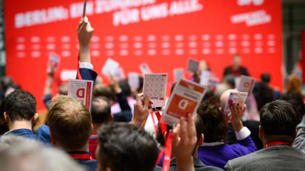 Die Delegierten stimmen beim Landesparteitag der Berliner SPD im Willy-Brandt-Haus über einen Antrag ab. (Symbolbild)