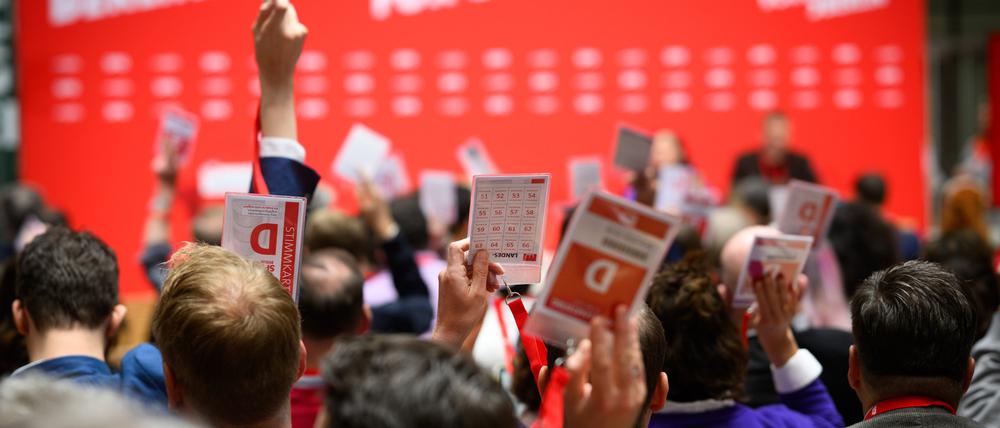Die Delegierten stimmen beim Landesparteitag der Berliner SPD im Willy-Brandt-Haus über einen Antrag ab. (Symbolbild)