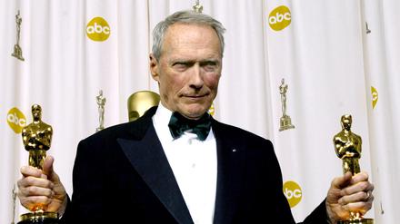 Clint Eastwood, US-amerikanischer Filmschauspieler, Regisseur und Produzent, hält seine Oscars bei den 77. Academy Awards in Hollywood.