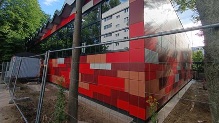 Sieht frisch saniert aus, doch ist immer noch nicht benutzbar: Die Turnhalle am Tierpark in Berlin-Lichtenberg.
