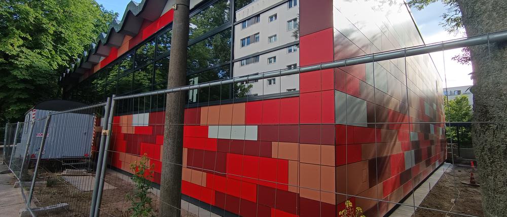 Sieht frisch saniert aus, doch ist immer noch nicht benutzbar: Die Turnhalle am Tierpark in Berlin-Lichtenberg.