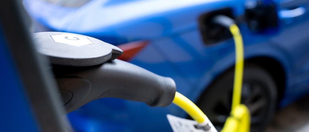 Ein Elektroauto steht in der Münchner Innenstadt an einer Ladesäule (Symbolbild).