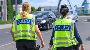 Zwei Beamtinnen der Bundespolizei überwachen die Einreise am deutsch-polnischen Grenzübergang Stadtbrücke.