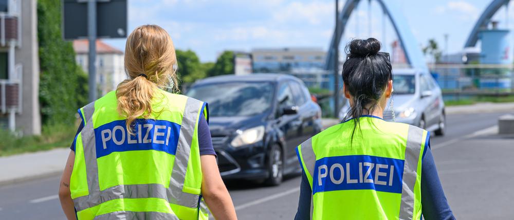 Zwei Beamtinnen der Bundespolizei überwachen die Einreise am deutsch-polnischen Grenzübergang Stadtbrücke. 