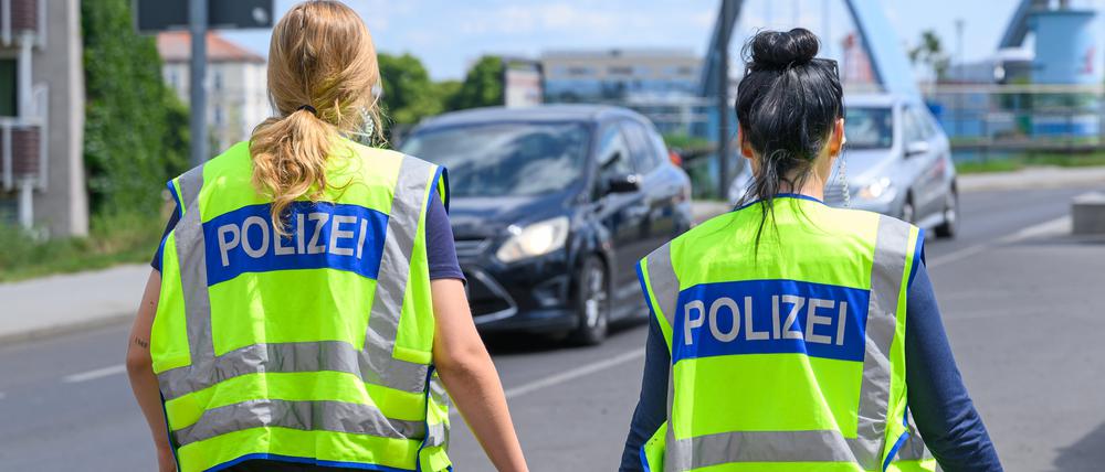 Zwei Beamtinnen der Bundespolizei überwachen die Einreise am deutsch-polnischen Grenzübergang Stadtbrücke.