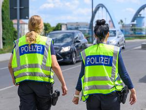 Zwei Beamtinnen der Bundespolizei überwachen die Einreise am deutsch-polnischen Grenzübergang Stadtbrücke.