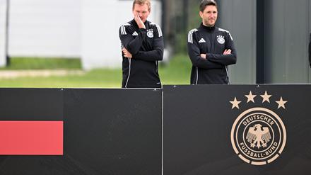 Julian Nagelsmann (l) will mit der Nationalmannschaft ins Finale der Nations League. 
