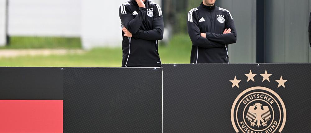 Julian Nagelsmann (l) will mit der Nationalmannschaft ins Finale der Nations League. 