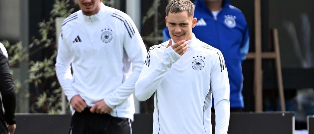 Premiere als Offensiv-Duo? Stuttgarts Neuling Nick Woltemade (l) und Florian Wirtz beim Abschlusstraining.