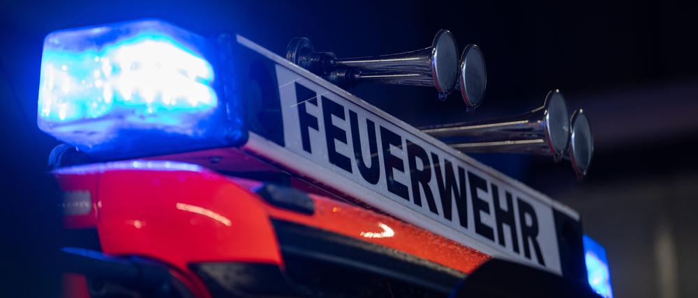 Ein Einsatzfahrzeug der Feuerwehr steht mit Blaulicht bei der Feuerwache. (Symbolbild)