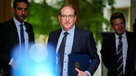Alexander Dobrindt (CSU), Bundesinnenminister, verlässt nach der Vorstellung des BKA-Bundeslagebildes Cybercrime 2024 das Haus der Bundespressekonferenz (Symbolbild).