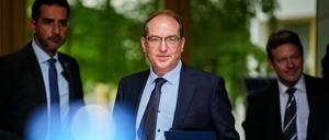 Alexander Dobrindt (CSU), Bundesinnenminister, verlässt nach der Vorstellung des BKA-Bundeslagebildes Cybercrime 2024 das Haus der Bundespressekonferenz (Symbolbild).