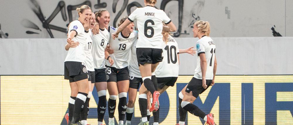 Die deutschen Fußballerinnen jubeln über die frühe Führung.