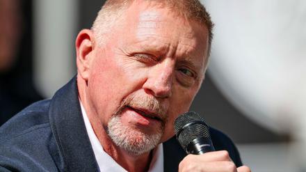 Boris Becker sieht Alexander Zverev gegen Novak Djokovic leicht im Vorteil.