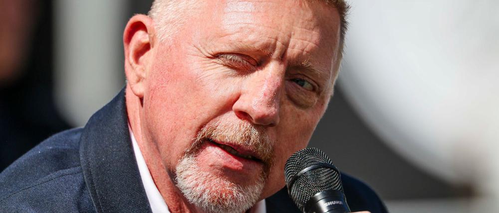 Boris Becker sieht Alexander Zverev gegen Novak Djokovic leicht im Vorteil.