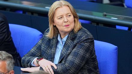 Bärbel Bas (SPD), Bundesministerin für Arbeit und Soziales, im Plenum des Bundestags. 