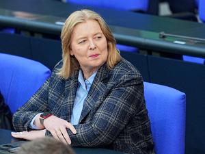 Bärbel Bas (SPD), Bundesministerin für Arbeit und Soziales, im Plenum des Bundestags. 