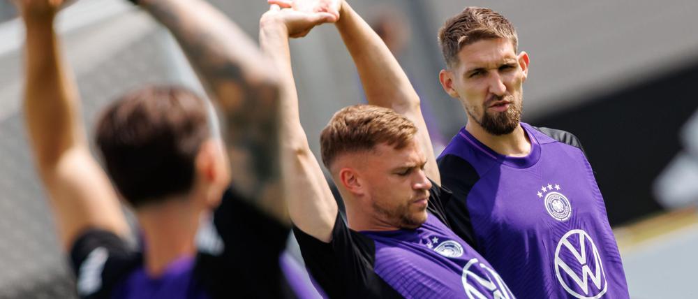 Robert Andrich (r) beim Nationalmannschafts-Training mit Kapitän Joshua Kimmich (M).