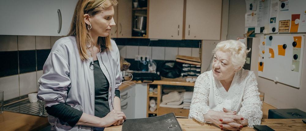 Reporterin Lisa Altmeier (l) spricht in einem Berliner Bordell mit Hausdame Maria.