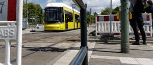 Im Bereich der Brücke an der Wuhlheide sind Straßenbahnen inzwischen wieder im Einsatz. (Archivbild)